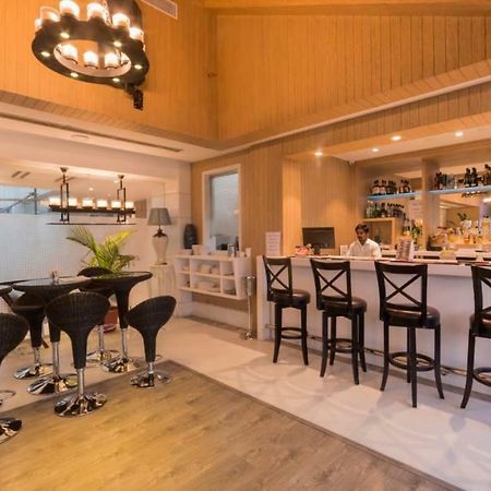 Costa Riviera Hotel Waranasi Zewnętrze zdjęcie