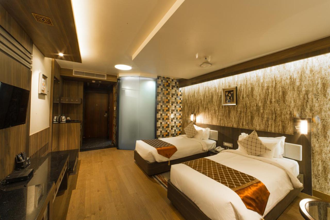 Costa Riviera Hotel Waranasi Zewnętrze zdjęcie
