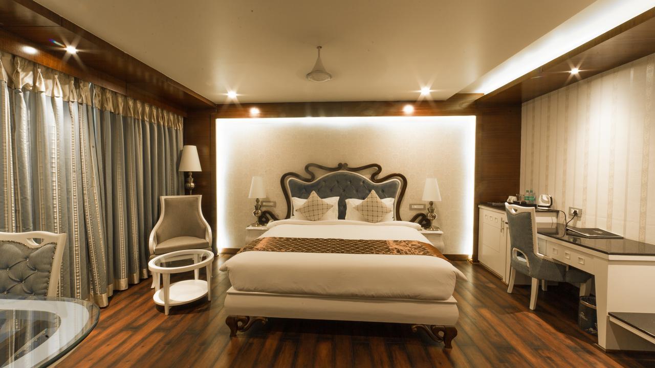 Costa Riviera Hotel Waranasi Zewnętrze zdjęcie